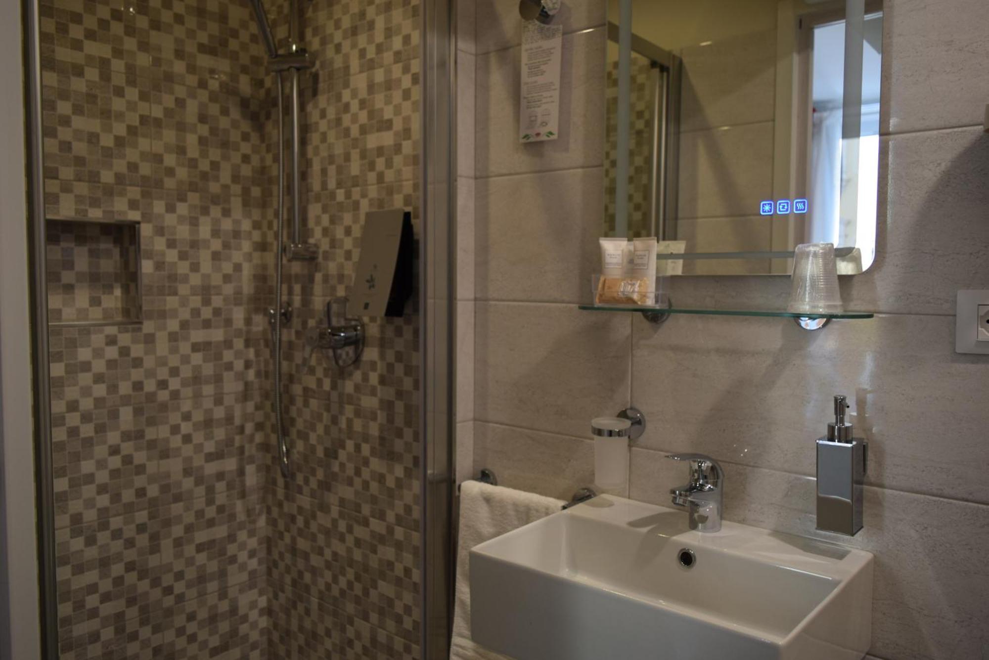 ואראצה Hotel Lido מראה חיצוני תמונה